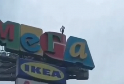 Под Краснодаром с рекламной вышки у ТЦ «Мега Адыгея Кубань» сняли забравшегося туда мужчину