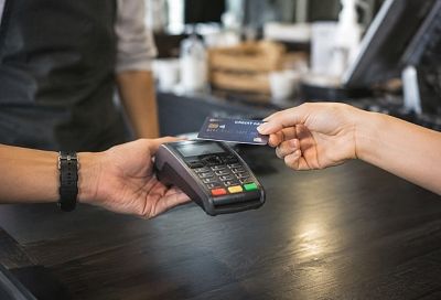 Снижают лимиты по кредитным картам: почему банки пересматривают условия без заявлений