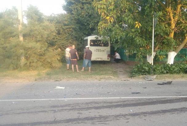 В Краснодарском крае после ДТП с участием маршрутки в больницу обратились 8 человек