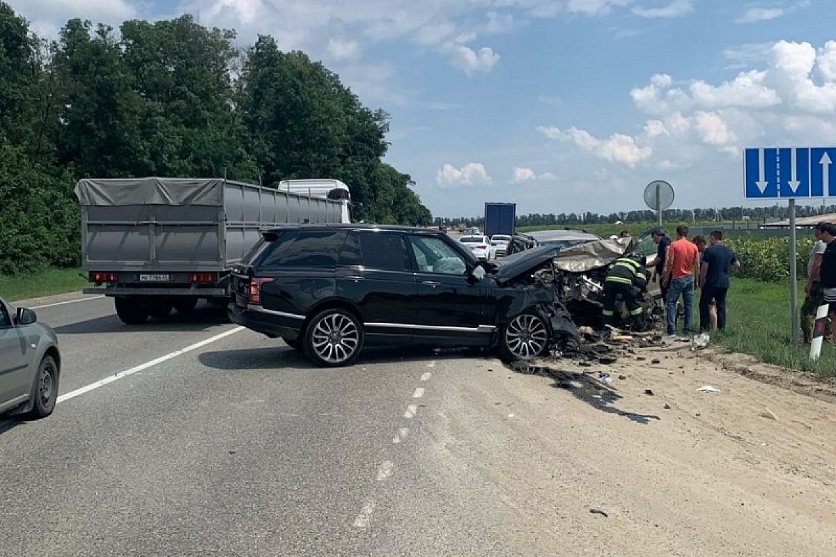 Водитель Toyota получил перелом бедра в ДТП с Range Rover под Краснодаром