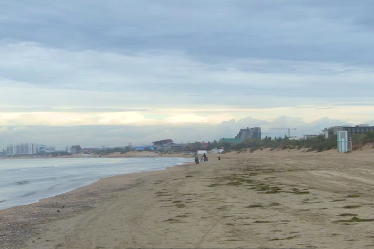 Механизированная очистка пляжей в Анапе приостановлена из-за штормящего моря