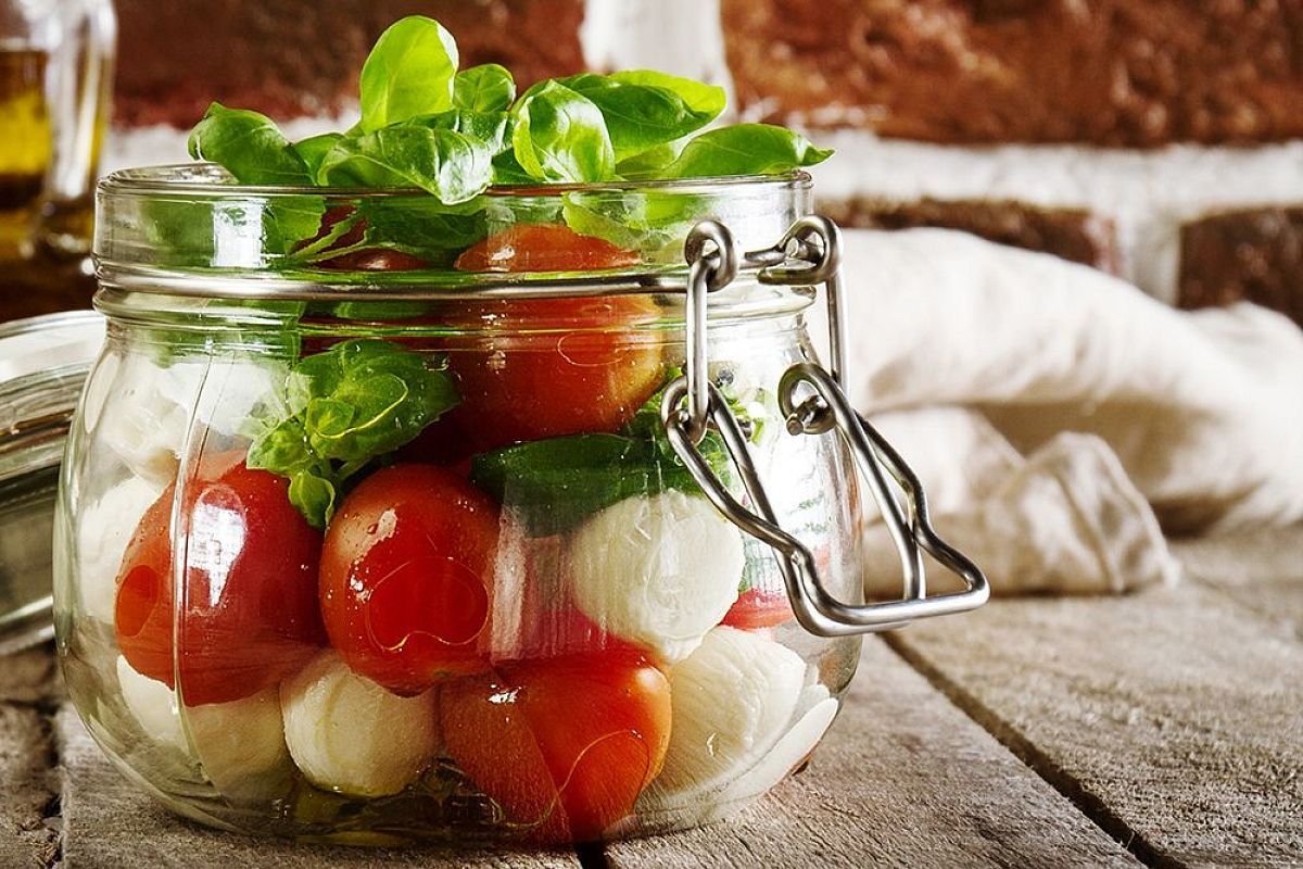 Классический рецепт помидоров с базиликом на зиму возглавил рейтинги популярности в России