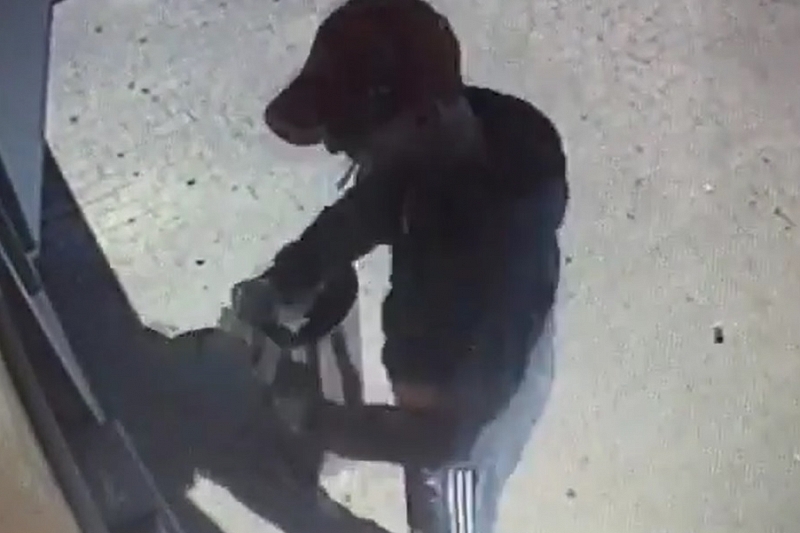 Житель Анапы украл из банкомата забытые клиенткой 20 тыс. рублей и попал на видео