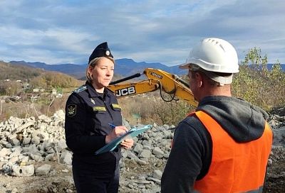 Приставы снесли очередной недострой в Сочи