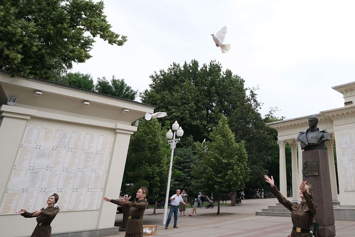 В краснодарском сквере им. Г.К. Жукова в знак приверженности миру юные кубанцы в небо выпустили белых голубей.