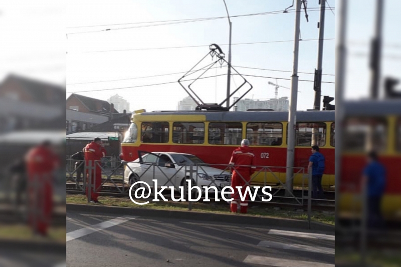 В центре Краснодара встали трамваи из-за ДТП с иномаркой