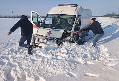 «Скорая» и иномарка столкнулись на заснеженной трассе в Краснодарском крае
