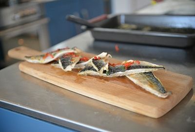 Муж и его друзья будут в восторге от скумбрии, маринованной по особому рецепту! Такая рыбка и на пенной вечеринке будет пользоваться спросом