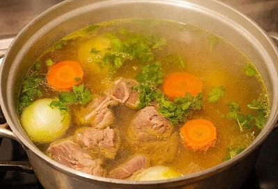 Варю холодец из двух видов мяса и всегда получается идеально прозрачным, без жира. Застывает быстро и без желатина