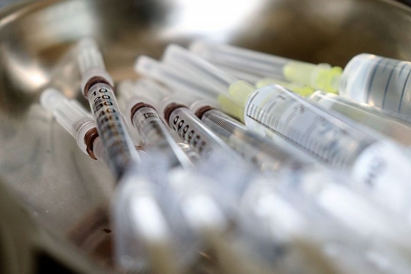 До конца года в России вакцинацию от коронавируса могут внести в календарь прививок