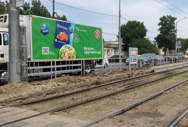 Посадочную платформу ремонтируют на углу улиц Калинина и Тургенева в Краснодаре