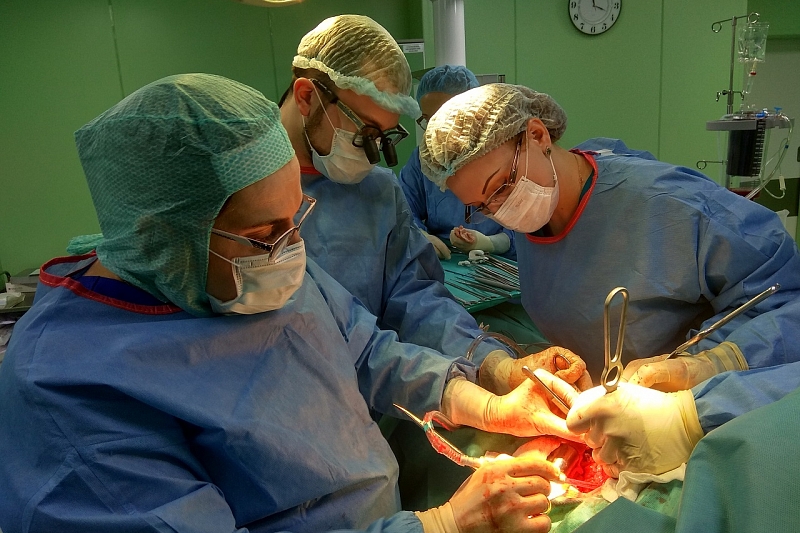 Краснодарские врачи спасли 79-летнего пациента с редкой формой осложнения аневризмы 