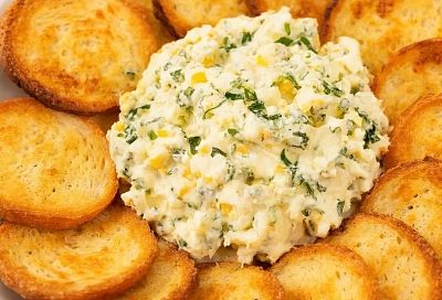 Салат из плавленых сырков: не бутерброд, а праздничная закуска — воздушный, пикантный и хрустящий за 15 минут