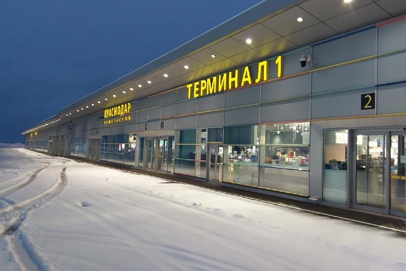 Аэропорт Краснодара возобновил обслуживание рейсов. Пока задержано 16 самолетов