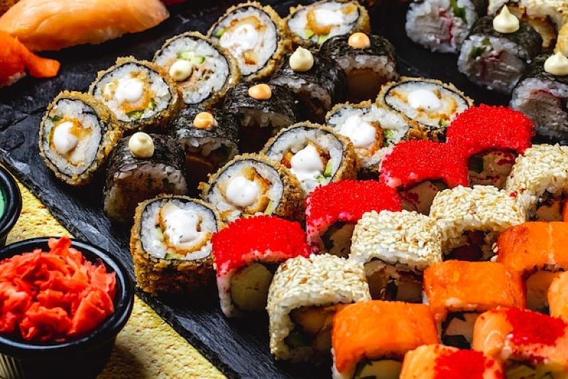 Азиатская еда: как правильно есть суши и роллы 