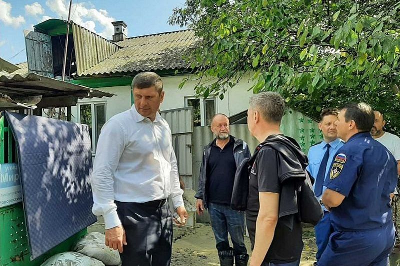 Вода зашла в 55 дворов и 30 домов в Крымском районе 