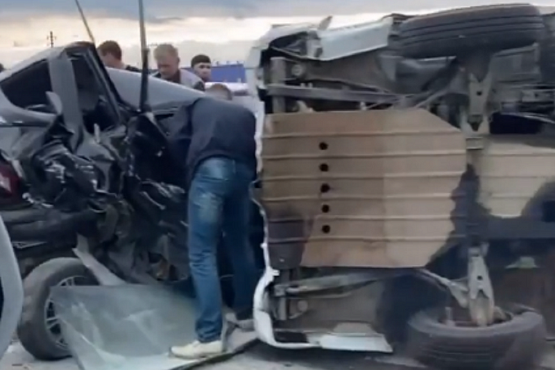 Массовая авария с участием пяти автомобилей произошла в Краснодаре. Есть пострадавшие