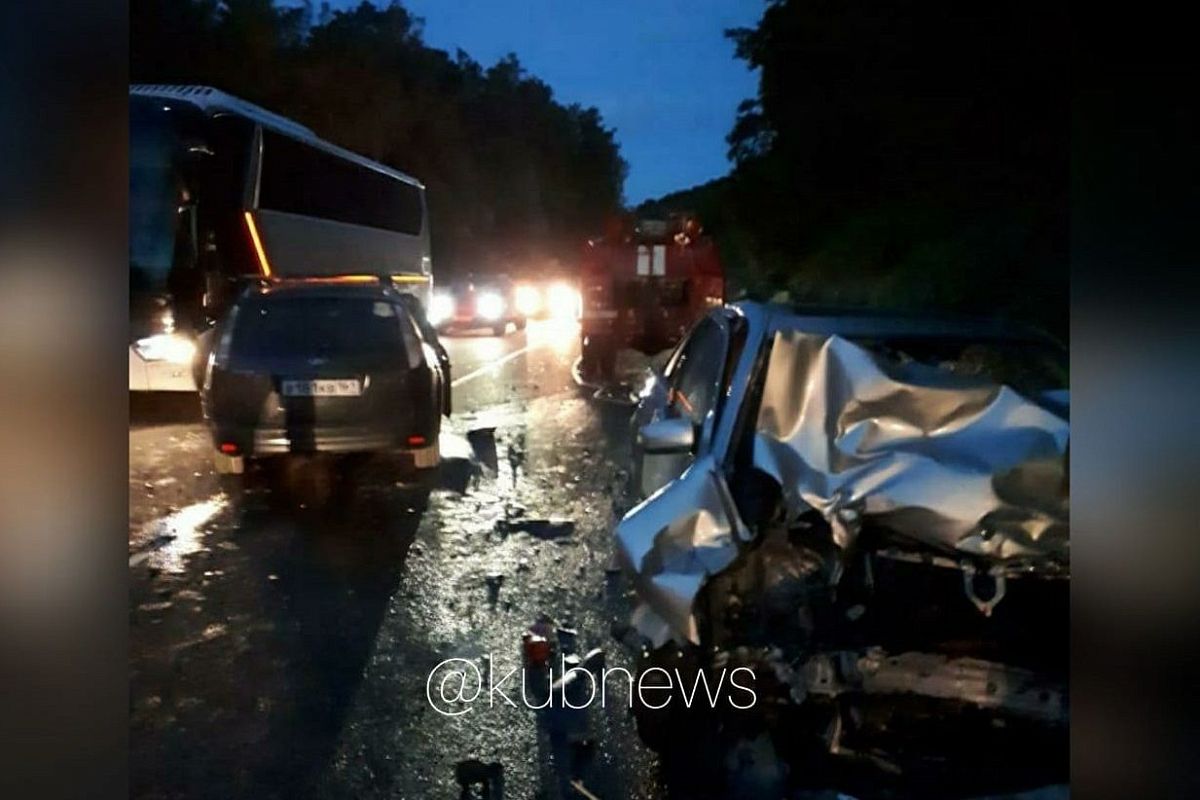 В Краснодарском крае в жестком лобовом ДТП погибли четыре человека 