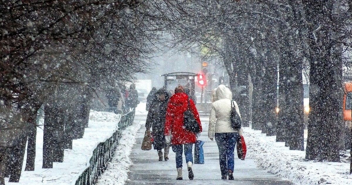 Почему на улице идет снег. Предновогодняя метель в декабре. Снежная погода фото. Снег и легкий Мороз в городе в ноябре. Снежная погода в городе.