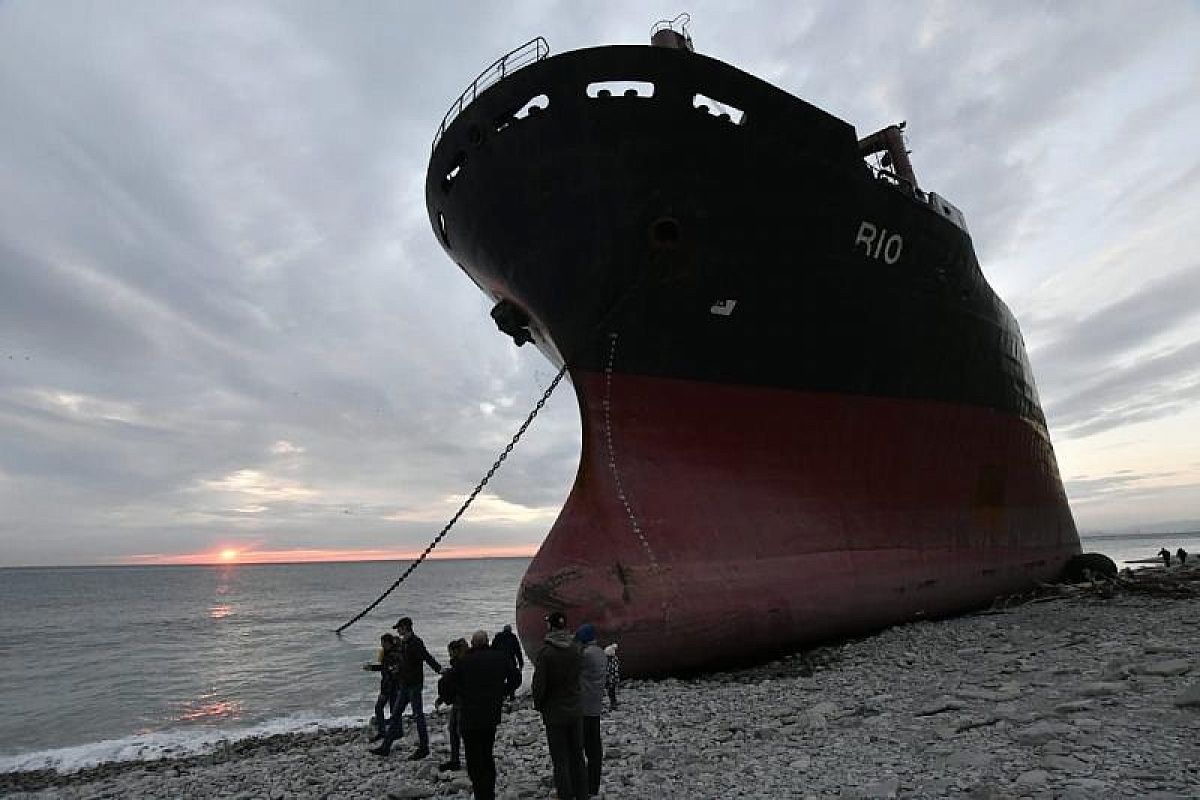 В Краснодарском крае 5 туристов заблудились в лесу после посещения севшего на мель сухогруза Rio 