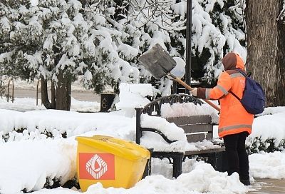 Более 600 коммунальщиков в Краснодаре обрабатывают от снега и наледи пешеходные зоны