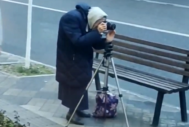 «Бабушка с фотоаппаратом» прославилась в соцсетях: трогательное видео из Краснодара посмотрели миллионы человек
