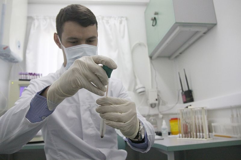 Специалист Павел Грибанов делает общий анализ крови в мобильной лаборатории автопоезда.