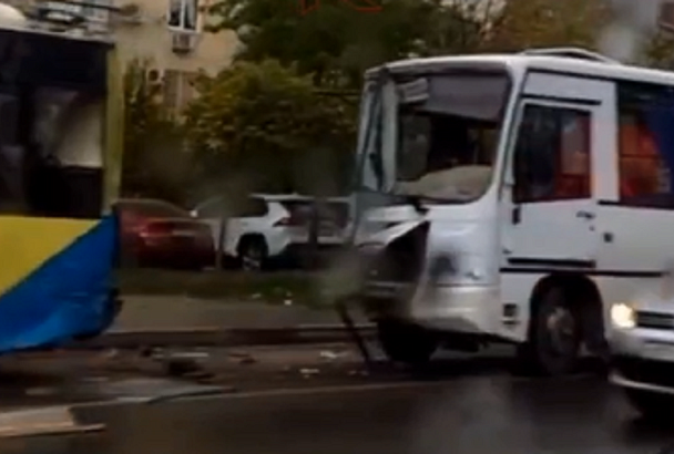 Маршрутка и троллейбус столкнулись в Краснодаре, есть пострадавшие