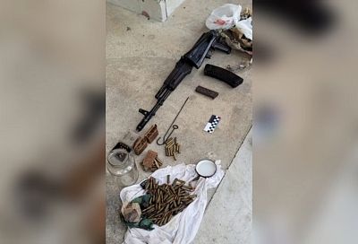 В Армавире ФСБ и полиция нашли склад с контрафактным алкоголем и оружием