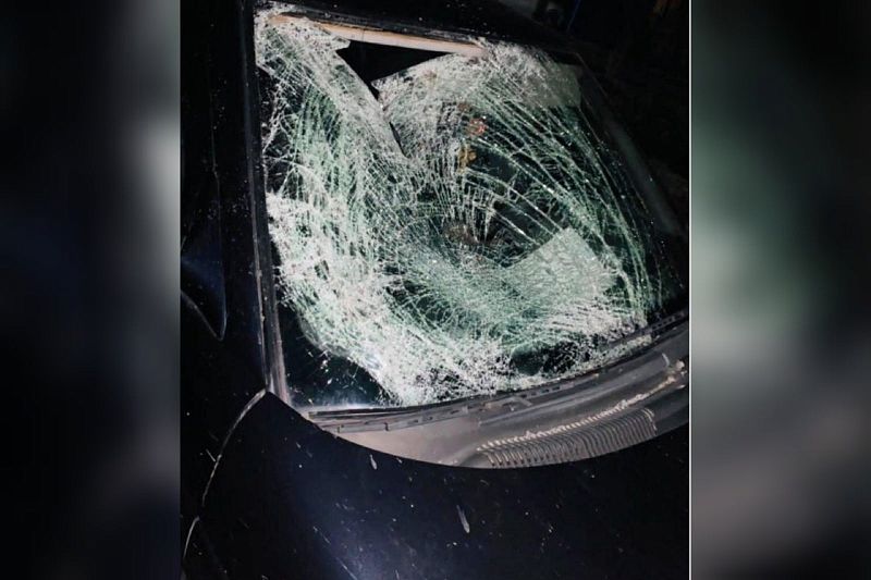 Водитель на ВАЗе сбил подростка, идущего по краю дороги