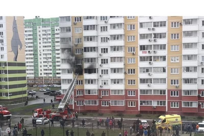 Из горящей многоэтажки в Краснодаре эвакуируют людей
