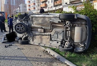 Легковушка после ДТП вылетела на тротуар и сбила ребенка с пенсионеркой в Новороссийске