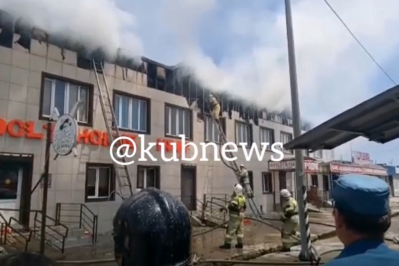 В Краснодарском крае тушат горящую крышу помещения кафе и магазина на площади 600 кв. м.