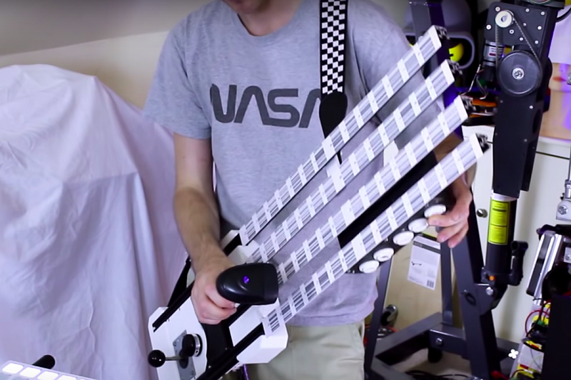 Изобретатель создал гитару со штрихкодами вместо струн (видео)