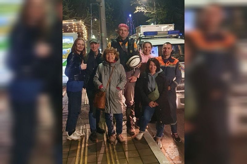 В Сочи спасатели нашли заблудившихся в лесу 8 туристов