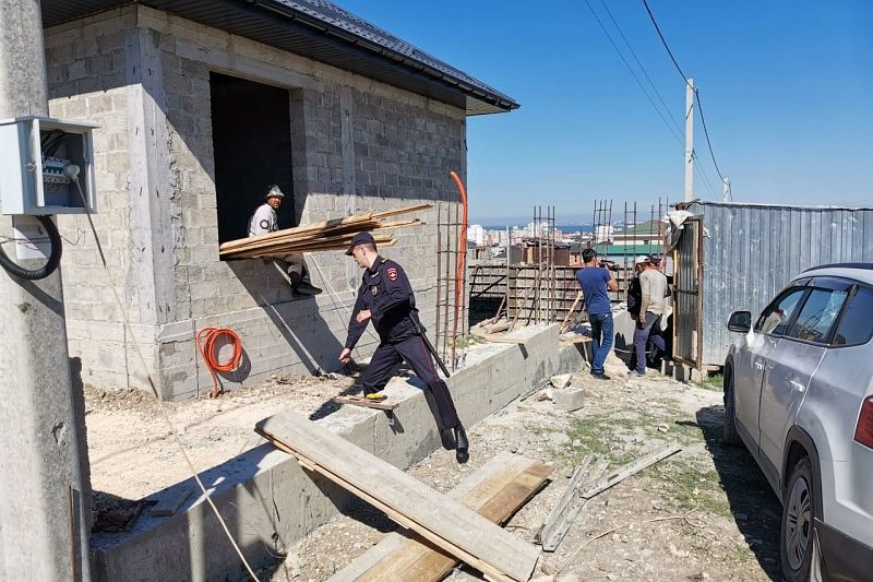 Полиция задержала 25 мигрантов-нелегалов на стройке в Анапе