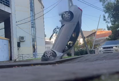 Не авария, а каскадерский трюк: иномарку сбросили со второго этажа парковки в Геленджике при съемках сериала