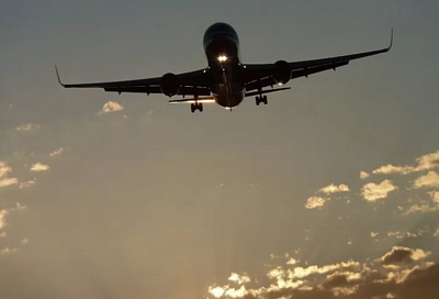 Летевший в Анталью самолет экстренно сел в Сочи из-за больного пассажира