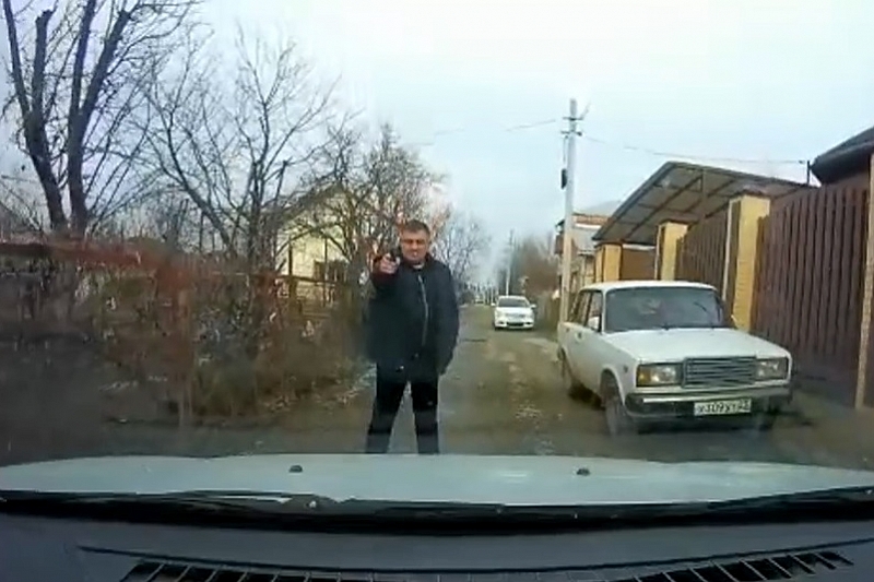 В Краснодарском крае мужчина угрожал водителю пистолетом-зажигалкой. Он арестован 