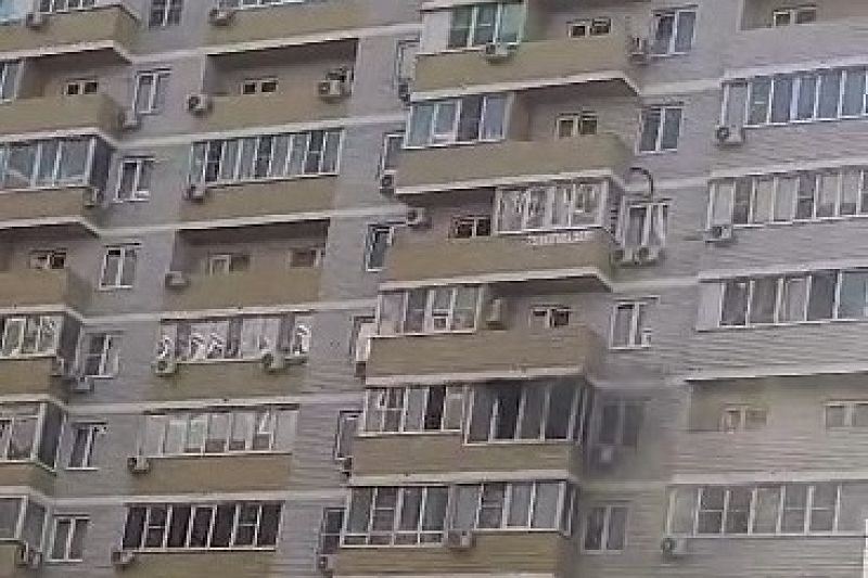 В Краснодаре эвакуировали 30 человек из-за горящего балкона многоэтажки