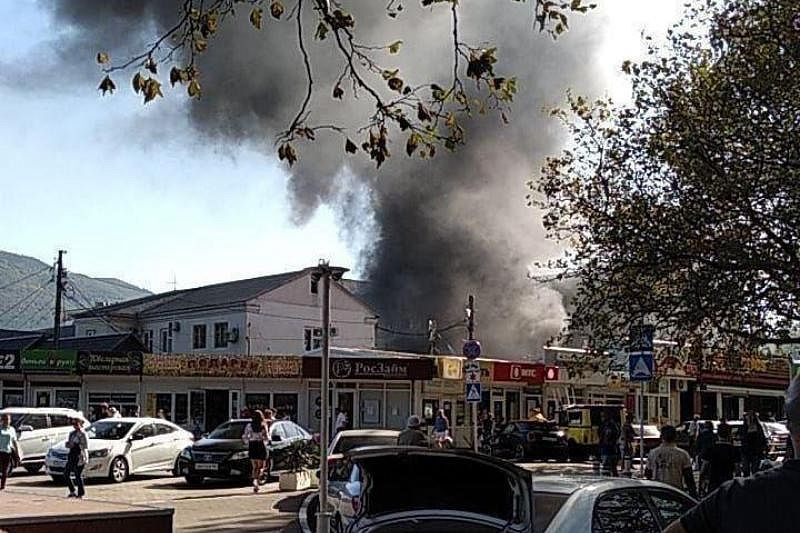 Крупный пожар потушен на центральном рынке в Геленджике