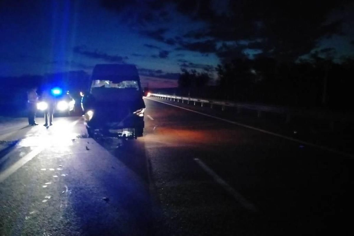 В Краснодарском крае пассажирский автобус въехал в грузовик. Пострадали четверо