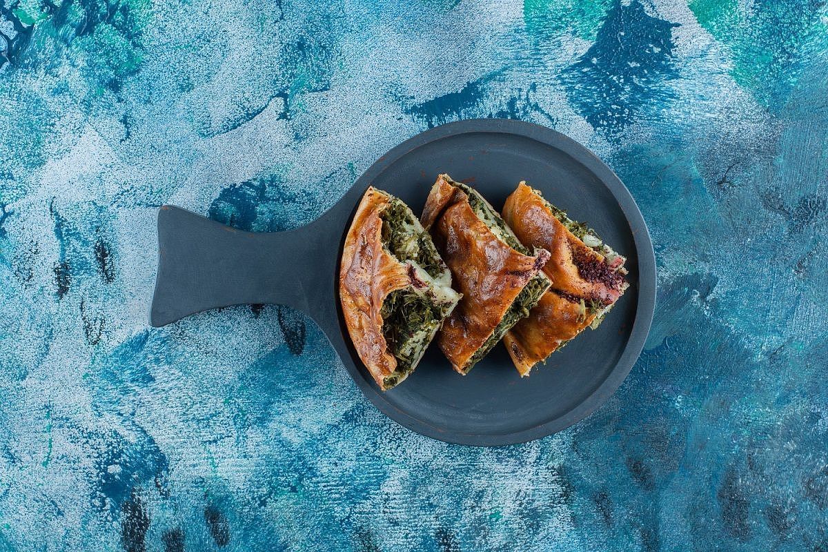 От такого пирога ни одна фигура не пострадает: пирог с цветной капустой и шпинатом из бездрожжевого теста