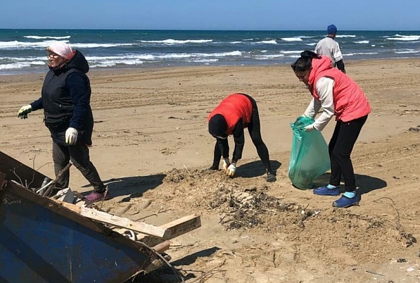 В Анапе пляжи очищают от выбросов мазута