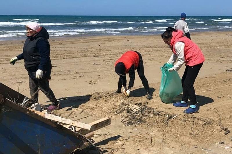 В Анапе пляжи очищают от выбросов мазута
