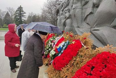 В Краснодаре к мемориалу жертвам фашизма бывшие узники концлагерей возложили цветы