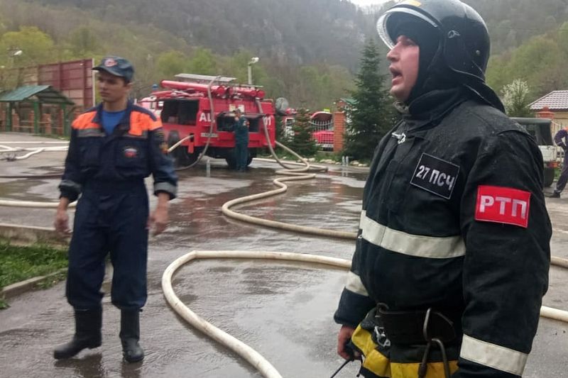 Пожар в гостинице поселка Гуамка тушили семь часов