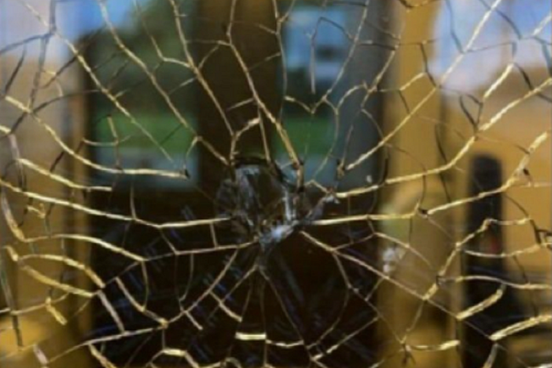 В Сочи трое подростков забросали камнями электричку 