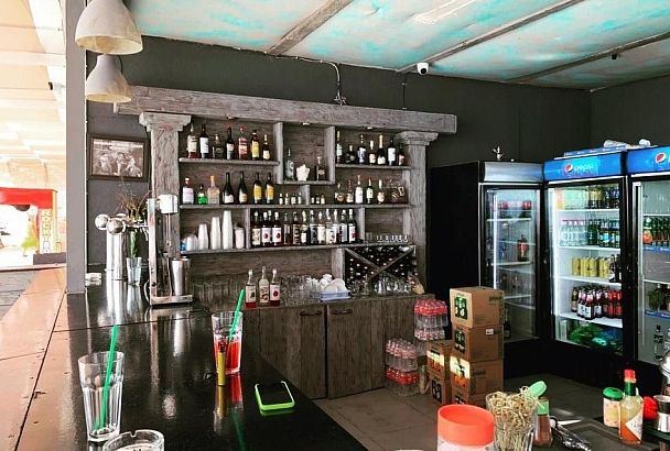 Кафе «Медуза» в сочинском поселке грозит приостановка работы за незаконную торговлю алкоголем