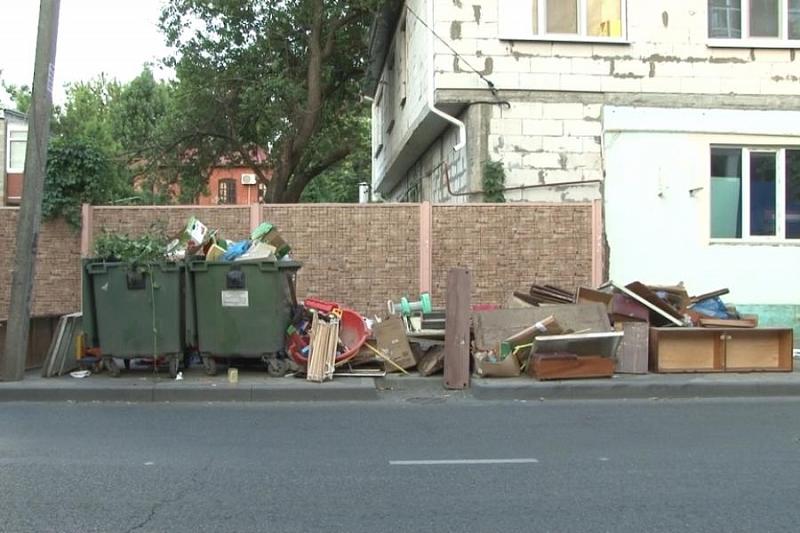 В Краснодаре на уборку стихийных свалок рядом с мусорными баками дополнительно выделят 100 млн рублей
